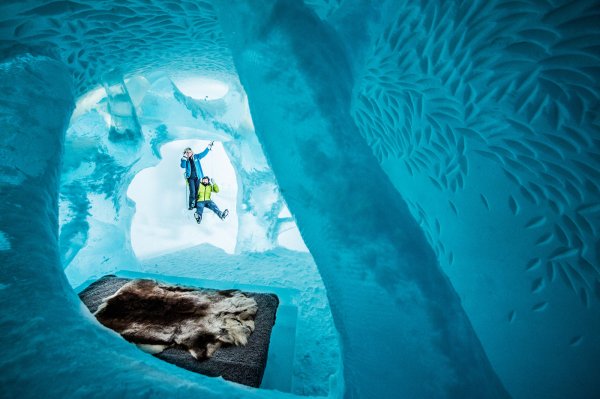 icehotel-art-suite-deluxe-design-marjolein-vonk-and-maurizio-perron-photo-asaf-kliger-1400x932
