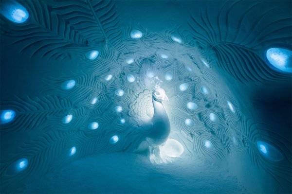 icehotel-art-suite-show-me-what-you-got-design-tjasa-gusfors-and-david-andren-photo-asaf-kliger-1400x932