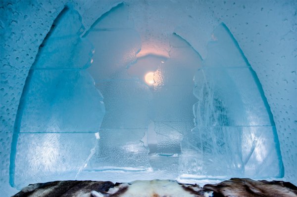 icehotel-art-suite-the-labyrinth-saga-design-clara-lindencrona-and-kristin-borg-photo-asaf-kliger-1400x932