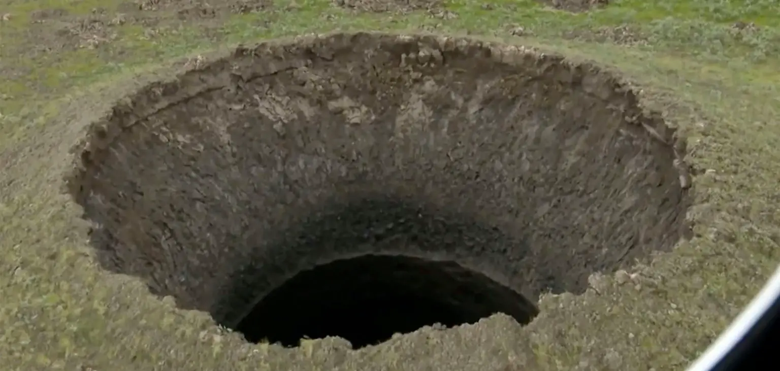 Explosion Opens Up A Colossal 50 Meter Deep ‘Pit To Hell’ In The Arctic Tundra Pit-to-hell-1536x731